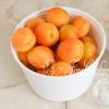 Preserving apricots in slices