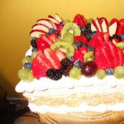 Sponge cake with fruits